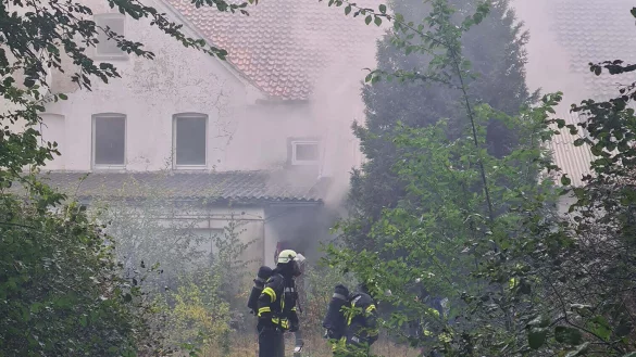 Die Feuerwehr hat das Feuer in einem leerstehenden Haus in Pivitsheide gel&ouml;scht. - &copy; Feuerwehr Detmold