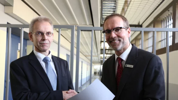 Gruppenleiter Gerhard Marx (links) gratuliert Oliver Burlage (rechts). - &copy; Janet K&ouml;nig