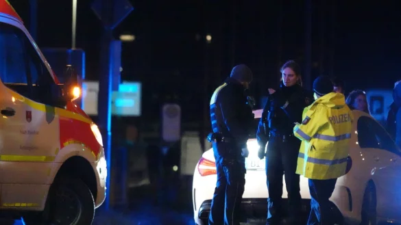 Die Polizei sichert Spuren des Unfalls auf dem Südring in Bielefeld. - © Paul Brinkmann