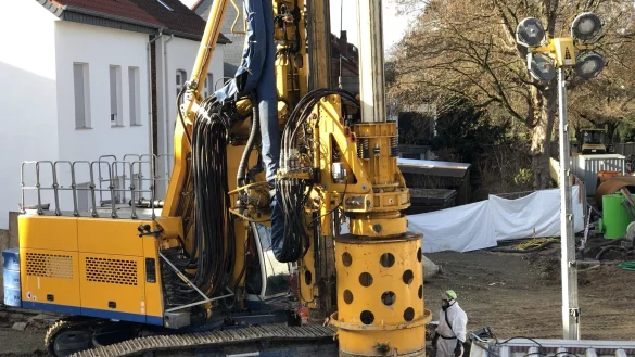 Begleitet von Bauarbeitern in Schutzanz&uuml;gen dreht der Bohrer Loch um Loch in die verseuchte Erde. Die wird anschlie&szlig;end als Sonderm&uuml;ll abgefahren. Teil zwei der Bodensanierung am Slavertorwall. - &copy; Archivfoto: Till Brand