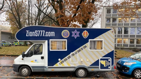 Vor dem Amtsgericht hat bei der Versteigerung ein spezielles Wohnmobil geparkt. Im Hintergrund sind die Polizeiautos zu erkennen. - &copy; Christian Br&ouml;der