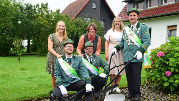 Die neuen Regenten mit ihrem Thron: (von links) Cindy Kneese, Michael Schneider, Sonja Logermann und J&ouml;rg Tammert, das neue K&ouml;nigspaar Steffi Kneese und Sven Logermann. - &copy; Nicole Ellerbrake