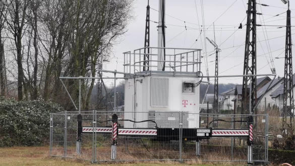 So sieht der derzeit provisorische Mobilfunkmast am Bahnhof in Barntrup aus. Er soll durch eine station&auml;re, leistungsf&auml;higere Anlage ersetzt werden. - &copy; Sylvia Frevert