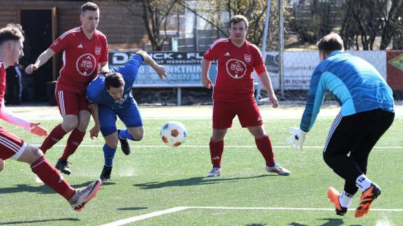 Alleine gegen Vier: Ben/Hoh-Stürmer Jan Ehlert ist auf sich allein gestellt und kann den Ball nicht im von Dennis Petzold gehüteten Lipperreiher Tor unterbringen. - © Oliver König