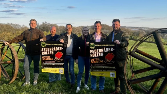 Laden auf den Almberg: Paul Maa&szlig;, David Kluger, Stefan Arlt, Christine Sanders, Julius Krome und Ortsb&uuml;rgermeister
Cord-Henrik Starke (von links). - &copy; KKLGV Brokhausen