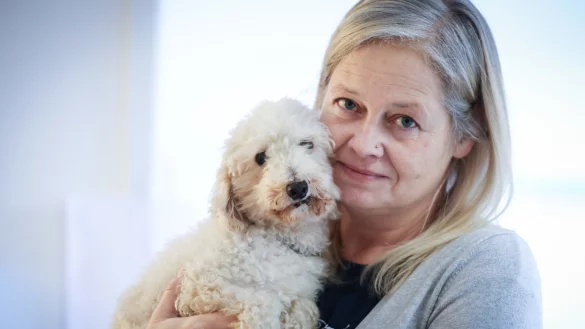 Christine Jirsa-Mruck liebt ihren kleinen Pepe &uuml;ber alles, den sie &uuml;bers Internet bekommen hat. Doch er ist ein echter Problemhund. - &copy; Sarah Jonek