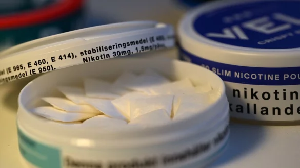 Nutzer schieben sich Nikotinbeutel hinter die Oberlippe und konsumieren dabei nicht selten so viel Nikotin wie aus mehreren Zigaretten. - © picture alliance/dpa