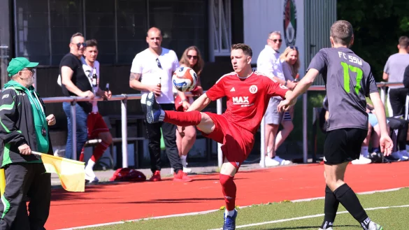 Wüstens Anton Kibysh bringt den Ball gegen Roman Wattenberg vom FCSSW unter Kontrolle. - © Paul Cohen