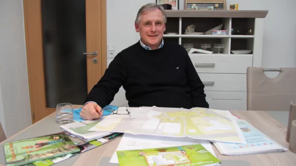 Cord Brüning ist ehrenamtlich für Hiddesen aktiv. Gerade ist unter anderem der Plan für die Parkumgestaltung ein Thema. - © Jana Beckmann