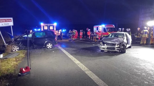 Ein Gro&szlig;aufgebot an Rettungskr&auml;ften ist im Einsatz, um sich um die vielen Verletzten zu k&uuml;mmern. - &copy; Simone Fl&ouml;rke