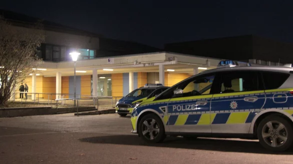 Die Polizei bewacht am Morgen des 23. Dezembers das Lagenser Gymnasium und die Realschule. Zuvor hatte es eine Amokdrohung gegeben, in dessen Konsequenz auf Online-Unterricht umgestellt wurde. - &copy; Karolina Schmidt