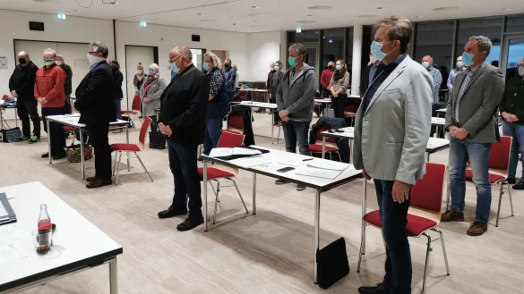 Der Altersvorsitzende des Rats Klaus Nolting (rechts) &uuml;bernimmt die Aufgabe, den neuen D&ouml;rentruper B&uuml;rgermeister Friso Veldink (CDU) zu vereidigen. - &copy; Sylvia Frevert