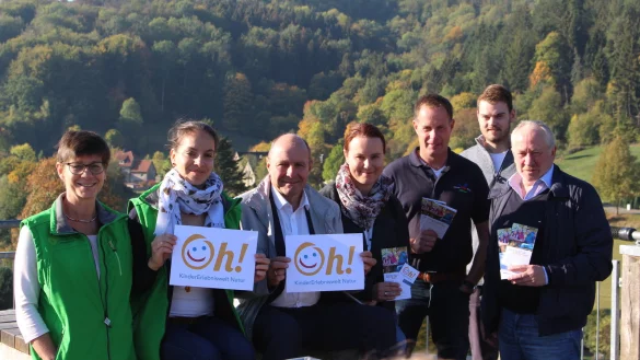 Optimistisch gestimmt: (von links)) Birgit Hübner, Geschäftsführerin Naturpark, Projektleiterin Franziska Leyer, Ralf Noske, Geschäftsführer Denkmalstiftung Landesverband Lippe, Stefanie Hütte, Leiterin der Tourist-Information Hermannsdenkmal, Klaus Hansen, Leiter Adlerwarte Berlebeck, Kai Richtsmeier, Teuto-Kletterpark, und Friedrich-Wilhelm Eckstein, Eigentümer Vogelpark Heiligenkirchen. - © Naturpark Teutoburger Wald/Eggegebirge