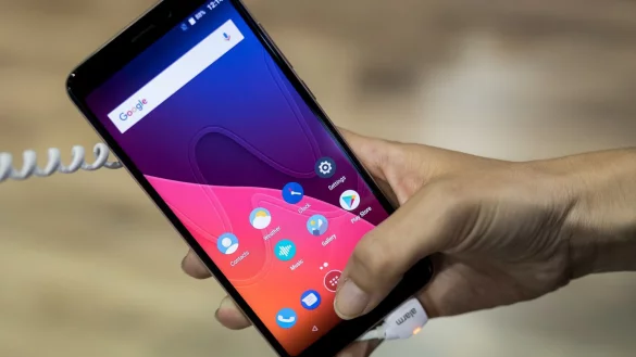 Wikos Smartphone im 18:9-Format - &copy; Foto: Alexander Heinl/dpa-tmn