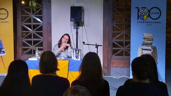 Marah Woolf bei der Lesung in der Stadtb&uuml;cherei. - &copy; F&ouml;rderverein Stadtb&uuml;cherei Lage