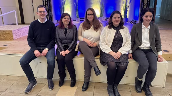 Bürgermeister Matthias Kalkreuter, Fachbereichsleiterin Dagmar Welke sowie die Standesbeamtinnen Ramona Rahn, Nicole Sievers und Rika Kläsener als Teamleitung im neu eingerichteten Trauzimmer im Bürgerhaus. - © Sandra Castrup