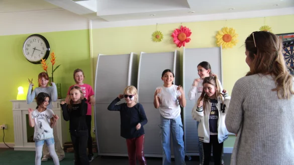 Die Kinder der OGS Alverdissen führten einen Tanz vor. - © Nadine Uphoff