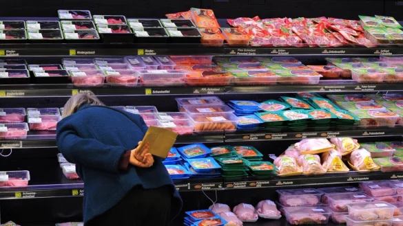 Fleischregal eines Edeka-Marktes - &copy; Foto: Julian Stratenschulte
