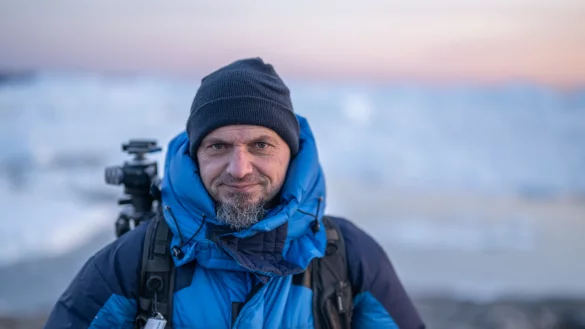 Fotograf Markus Mauthe auf Recherche-Reise in Gr&ouml;nland. - &copy; Andre D&eacute;lia