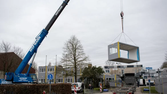 Mit einem Kran wurden die 48 Container in drei Stockwerken aufgestellt. - &copy; Stadt Horn-Bad Meinberg