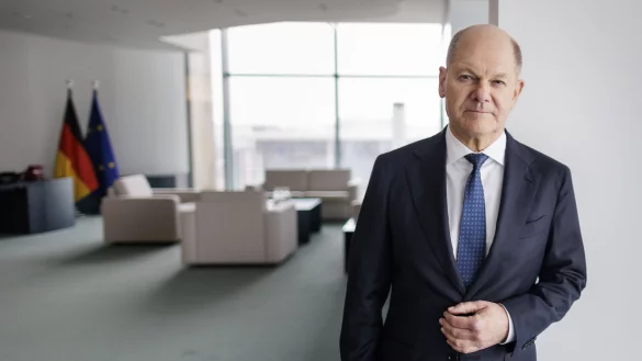 Olaf Scholz vor dem Interviewtermin in seinem B&uuml;ro im Kanzleramt. - &copy; photothek.de