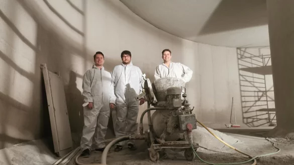 Birk K&uuml;hnel (von links) und Pierre Pohl (Gemeinde Extertal) sowie Bauleiter Simon Adriaans von der Firma Flint Bautenschutz stehen &bdquo;unter Tage" &ndash; am Boden der Au&szlig;enkammer des Extertaler Trinkwasser-Hochbeh&auml;lters Buntenberg.&nbsp; - &copy; Sylvia Frevert