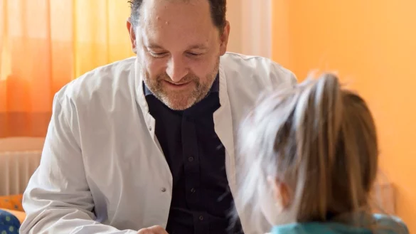 Chefarzt Florian Kuhn leitet die Klinik für Neuropädiatrie. - © Kay Michala / fotoetage