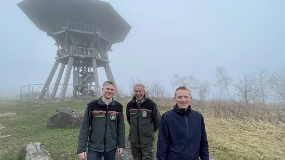 Die Sanierung des Eggeturms ist ihnen eine Herzensangelegenheit: (von links) Fachgebietsleiter Matthias Berndt, Förster Andreas Bathe und Christian Hecker, der mit seinen Mitarbeitern das Bauwerk auf dem Velmerstot reparieren wird. - © Silke Buhrmester