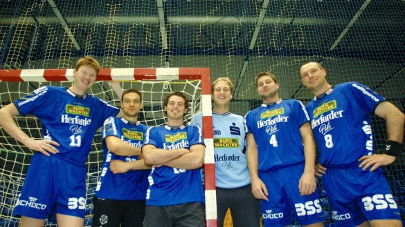 Fehlt nur noch ein Linksau&szlig;en: Mit (von links) Volker Zerbe, Markus Baur, Florian Kehrmann, Torh&uuml;ter Christian Ramota, Daniel Stephan und Christian Schwarzer bildete der TBV Lemgo einige Jahre lang das Korsett der deutschen Nationalmannschaft. - &copy; J&ouml;rg Hagemann