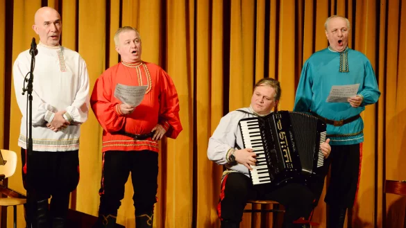 Vier Kosaken und ein Akordeon: (von links) Bariton Marc Stupkov, Tenor Nikolai Debski, Instrumentalist Grischa Rudowski und Bass Andrej Novikoff. - © André Gallisch