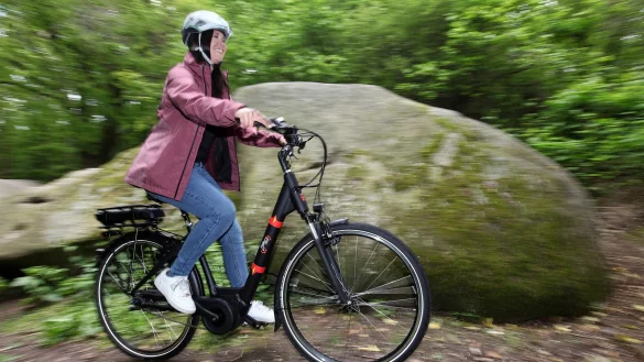 Radeln macht Spa&szlig;: Hempelmann-Mitarbeiterin Alina Bender f&auml;hrt mit dem ersten Lippe-Rad durch den Wald an den Johannissteinen in Lage. - &copy; Bernhard Preuss