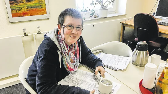 Politisch interessiert: Um den Wahlzettel zu studieren, braucht Katharina Tielke eine große Lupe. - © Sigrun Müller-Gerbes