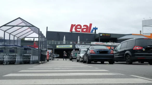 Wohin führt der Weg? Ob das „Real"-Schild bleibt oder durch ein anderes ersetzt wird, sollte sich bald zeigen. - © Sven Koch