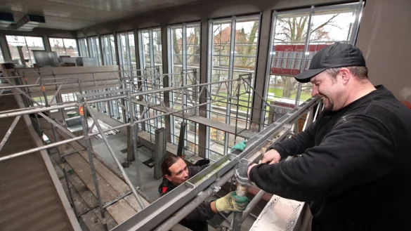 Blick in den hohen, hellen Lesesaal: Noch sind hier die Ger&uuml;stbauer Matthias Scharf (rechts) und Andreas Tr&auml;bert am Werk. - &copy; Preuss