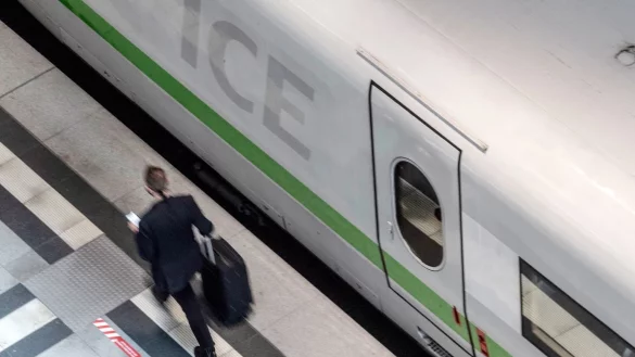 Infos f&uuml;r Zugreisende gibt die DB Navigator App - &copy; Foto: Paul Zinken/dpa-Zentralbild/dpa-tmn