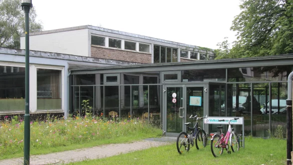 Die R&auml;der vor dem Eingang t&auml;uschen: Das Selbstlernzentrum des Kreises in der VHS ist geschlossen. Vergangene Woche wurden die letzten Kisten gepackt und ins neue Domizil Kurgastzentrum gebracht. - &copy; Dieter Asbrock