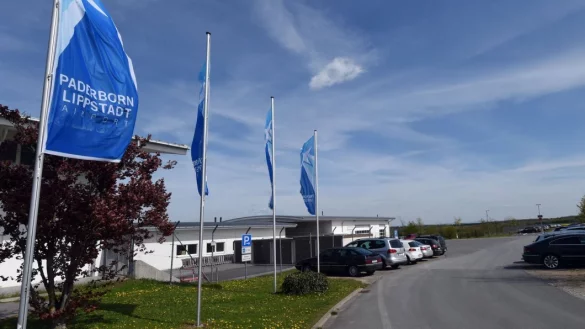 Weitere Bebauung Richtung Paderborn geplant: Während am Airport-Forum (l.) die Flagge im Wind steht, reifen auf den Grünflächen hinter der Frachtgut-Abfertigung (r.) Gedankenspiele für ein Luftfahrtmuseum am heimischen Flughafen. - © Marc Köppelmann