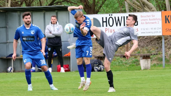 Sonnerborns Raphael Reineke versucht, den Ball gegen den Bad Salzufler Kapitän Felix Lang zu klären. - © Paul Cohen