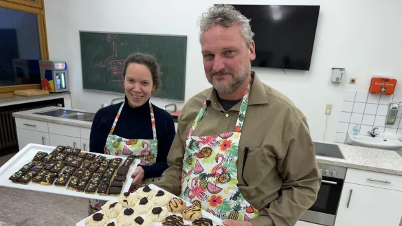 Kai Dommermuth leitet die Sch&uuml;lerinnen und Sch&uuml;ler aktuell beim Backen von Keksen an und freut sich mit Schulleiterin Dorothee Kriener &uuml;ber die Ergebnisse. - &copy; Sandra Castrup