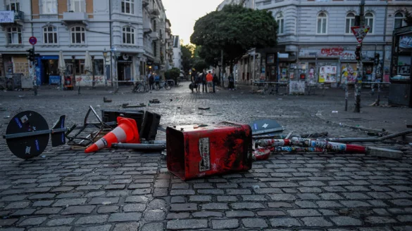 Zerst&ouml;rte Stra&szlig;enschilder und M&uuml;lleimer liegen in Hamburg nach Krawallen im Schanzenviertel auf der Stra&szlig;e. - &copy; dpa