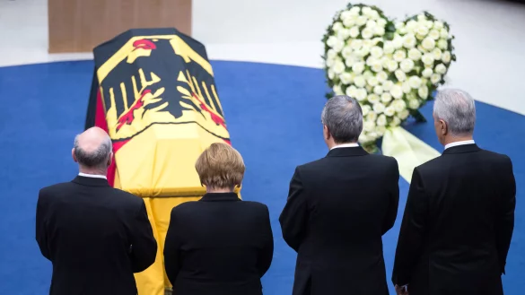 Kanzlerin verneigt sich - &copy; Foto: Ina Fassbender