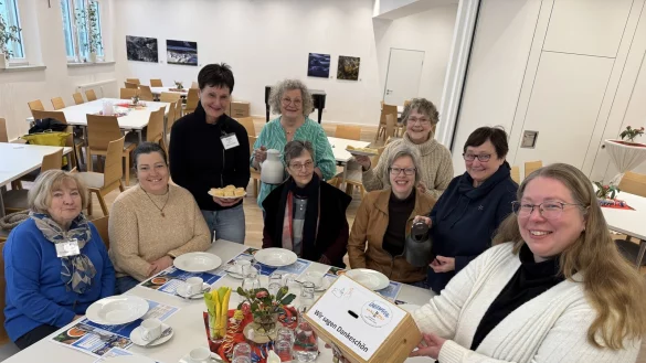 Gisela Sprenger, Sabrina Landenberger, Martina Holz, Elke Meyer, die Pfarrerinnen Renate Kersten und Birgit Schneider, Marlies Haas, Hannelore Tilleke sowie Annika Fideleo (von links) gehören zum Leitungsteam der Lagenser Mahlzeit. Es fehlt auf dem Foto Brigitte Hetzer-Ernst. - © Sandra Castrup