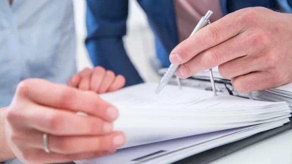 Versicherungsberatung - &copy; Foto: Christin Klose/dpa-tmn