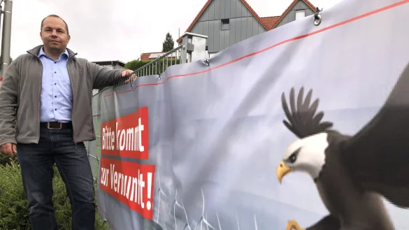 Mit solchen Plakaten wirbt die Initiative daf&uuml;r, die Pl&auml;ne f&uuml;r Windkraftanlagen auf der Gausek&ouml;te zu stoppen. Sebastian Benz ist ihr Sprecher. - &copy; Martin Hostert