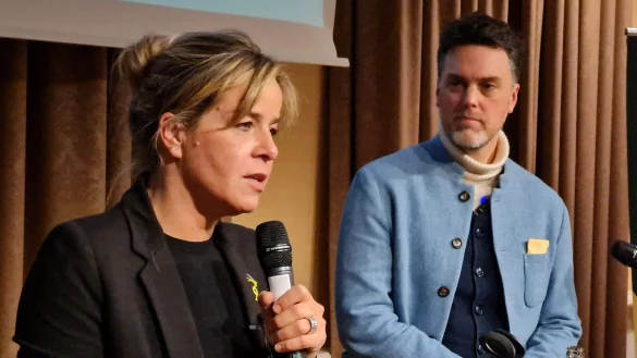 Höchst engagiert und mit sehr viel Herz trat die stellvertretende NRW-Ministerpräsdidentin Mona Neubaur gemeinsam mit dem Grünen-Bundestagsabgeordneten Robin Wagener vor die Zuhörer im kleinen Saal der Stadthalle Detmold. - © Marianne Schwarzer