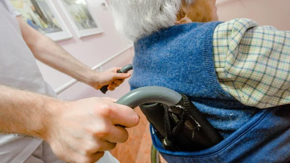 Senioren-Pflege - &copy; Foto: Markus Scholz/dpa-tmn