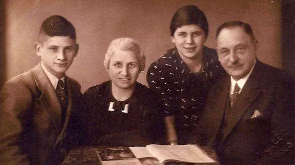 Ein Bild aus glücklichen Tagen: Die Familie Herzberg. Den Holocaust überlebte nur Fritz (links), der mit einem Kindertransport Detmold in Richtung England verließ. Seine Tochter Joanne möchte nun, dass an dem ehemaligen Wohnhaus der Familie in der Langen Straße 71 Stolpersteine (links) in den Boden eingelassen werden, die an das Schicksal der Herzbergs erinnern. - © Gudrun Mitschke-Buchholz/Archivfoto: LZ