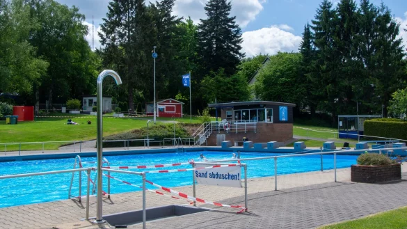 Als erstes Freibad in Lippe darf Hiddesen seit Montag wieder Badeg&auml;ste empfangen. Die m&uuml;ssen sich jedoch auf einige Auflagen gefasst machen: Rutsche und viele Duschen sind gesperrt, rotes Flatterband schr&auml;nkt au&szlig;erdem die Liegefl&auml;chen ein. - &copy; Raphael Bartling