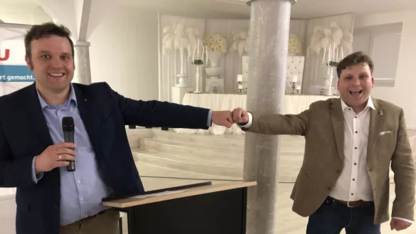 CDU-Kreisvorsitzender Lars Brakhage (links) gratuliert Jan Gentemann zu seiner Wahl zum Stadtverbandsvorsitzenden der Bad Salzufler Union. - &copy; Thomas Reineke