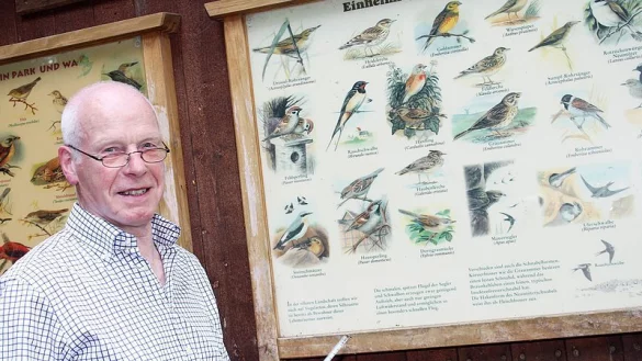 Anschaulich: 16 Tafeln informieren die Besucher des Vogellehrpfads. Doch l&auml;ngst nicht mehr alle Vogelarten sind laut Karl-Heinz Kampe noch im Bexter Wald zu Hause. - &copy; Foto: Reuner
